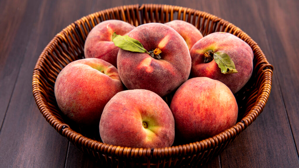 prve-broskyne-uz-v-predaji-featured